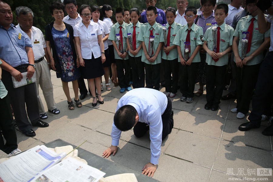 Triệu phú Chen Guangbiao nổi tiếng Trung Quốc với những hoạt động từ thiện quá đà cũng như  những hành động lập dị không giống ai. Ngày 1/7 vừa qua, ông đã đến đặt hoa và quỳ lạy mộ một chiến sĩ giải phóng nổi tiếng Trung Quốc Lei Feng hy sinh năm 1962 tại tỉnh Liêu Ninh.